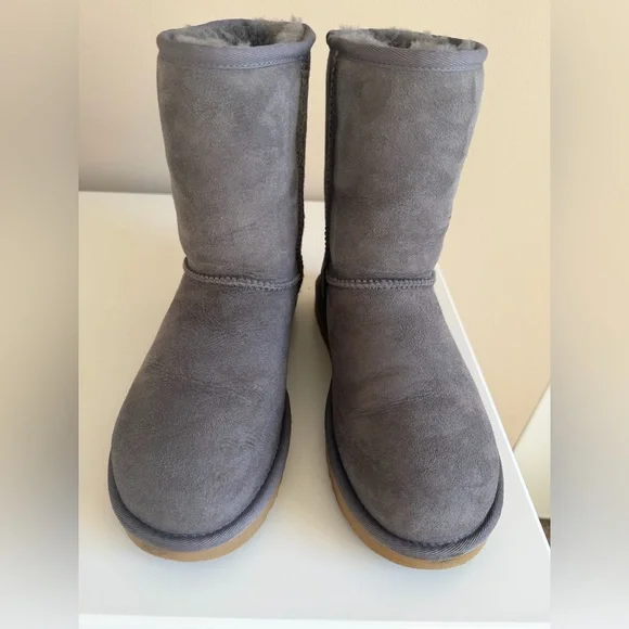 Ugg Classic Short II - Grey size 8 - Picture 2 of 13